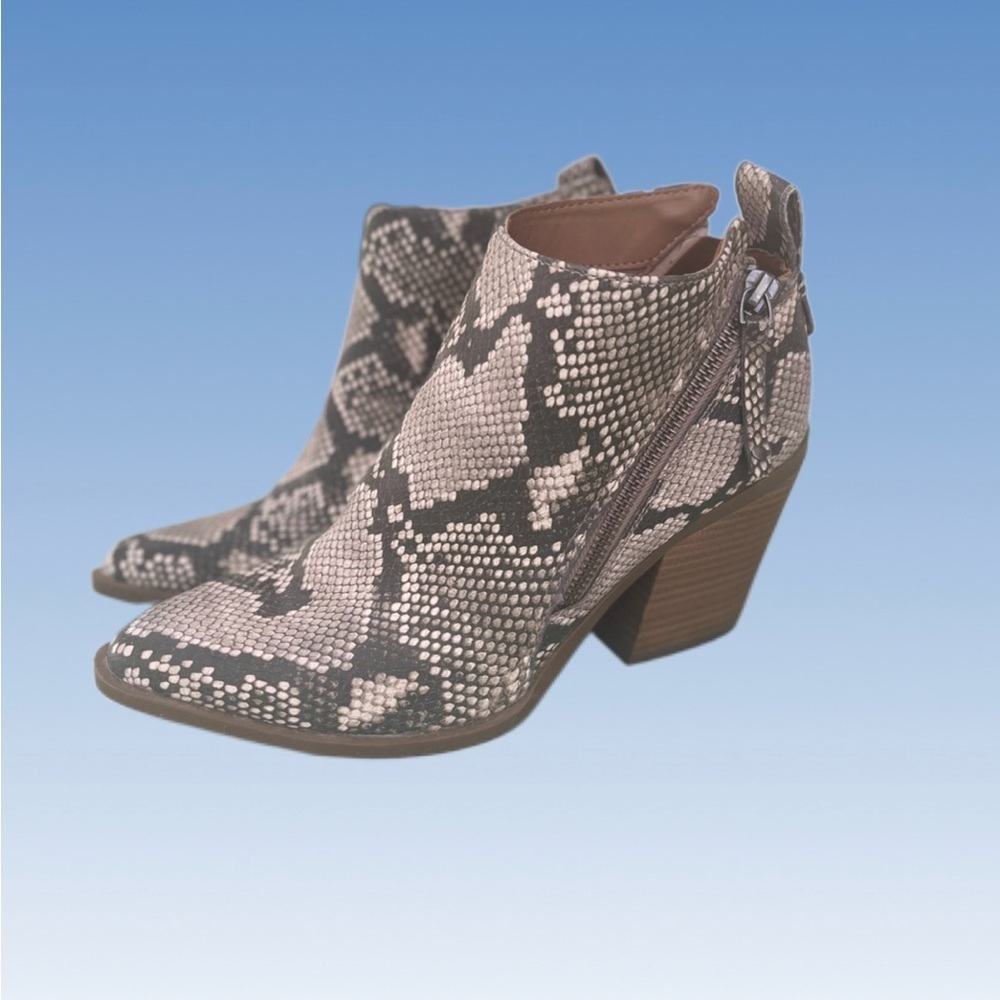 Universal Thread Snakeskin Pattern Ankle Booties size 7